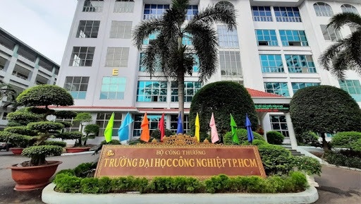 Gia danh giang vien de lua tien sinh vien hinh anh