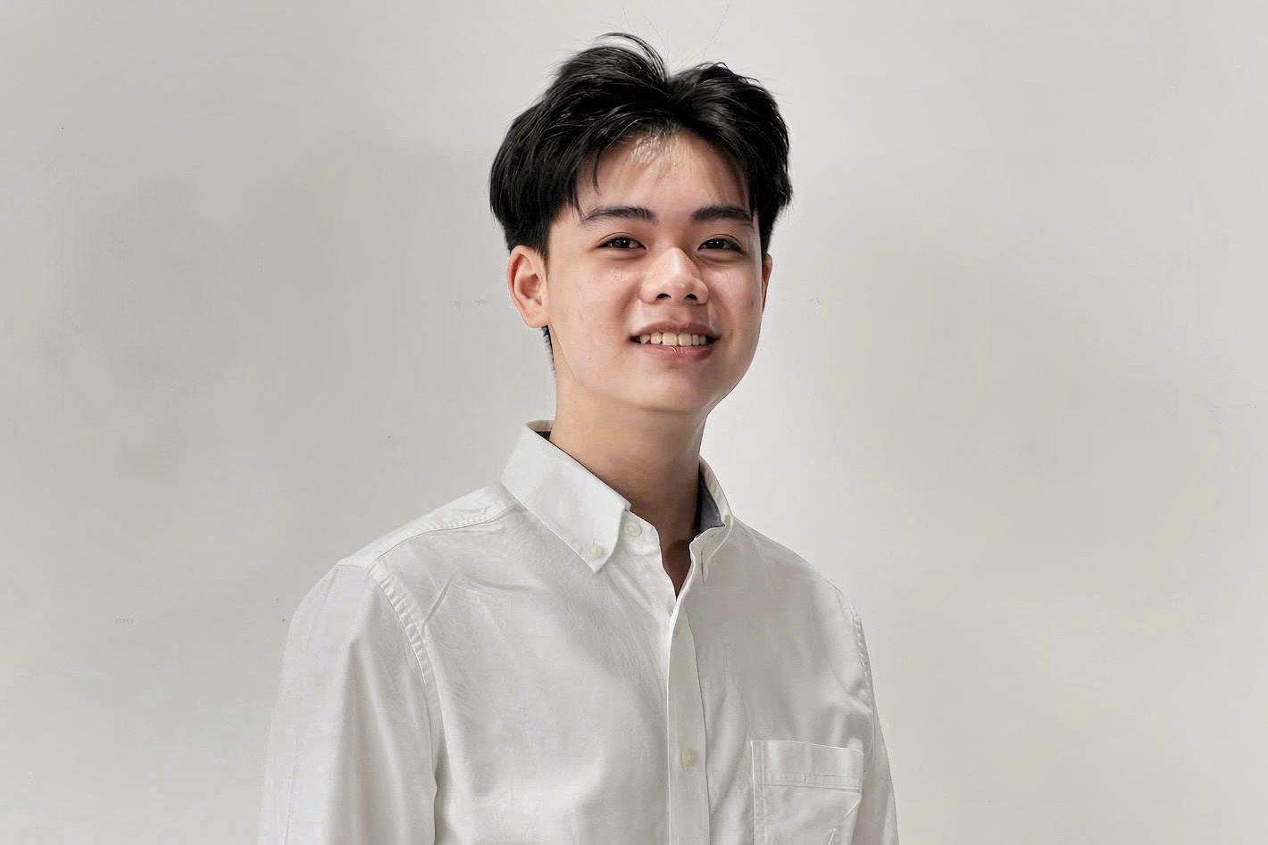 Nam sinh TP.HCM gianh hoc bong 7,8 ty vao dai hoc danh gia My hinh anh