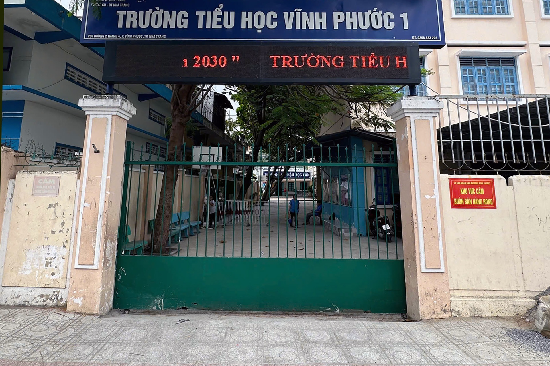 Nu giao vien o Nha Trang bi 2 nguoi dan ong xong vao truong nhuc ma hinh anh