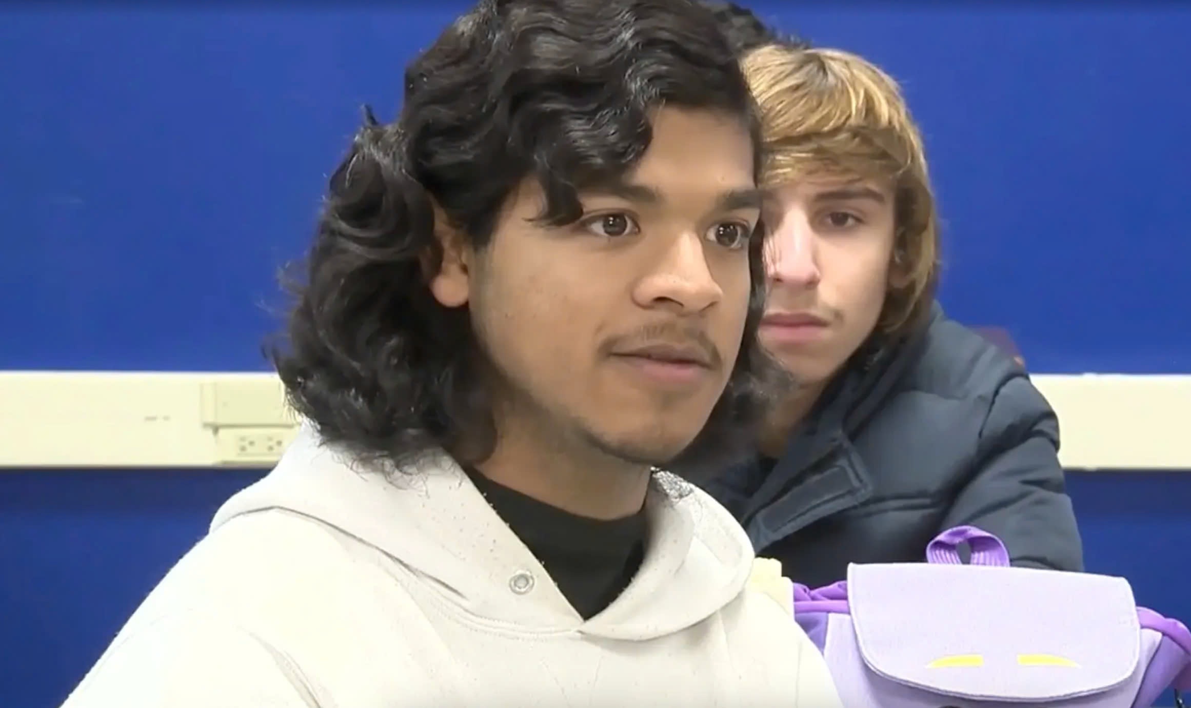 Hai nam sinh phan ung cuc nhanh, cuu song thay giao bi ngung tim hinh anh