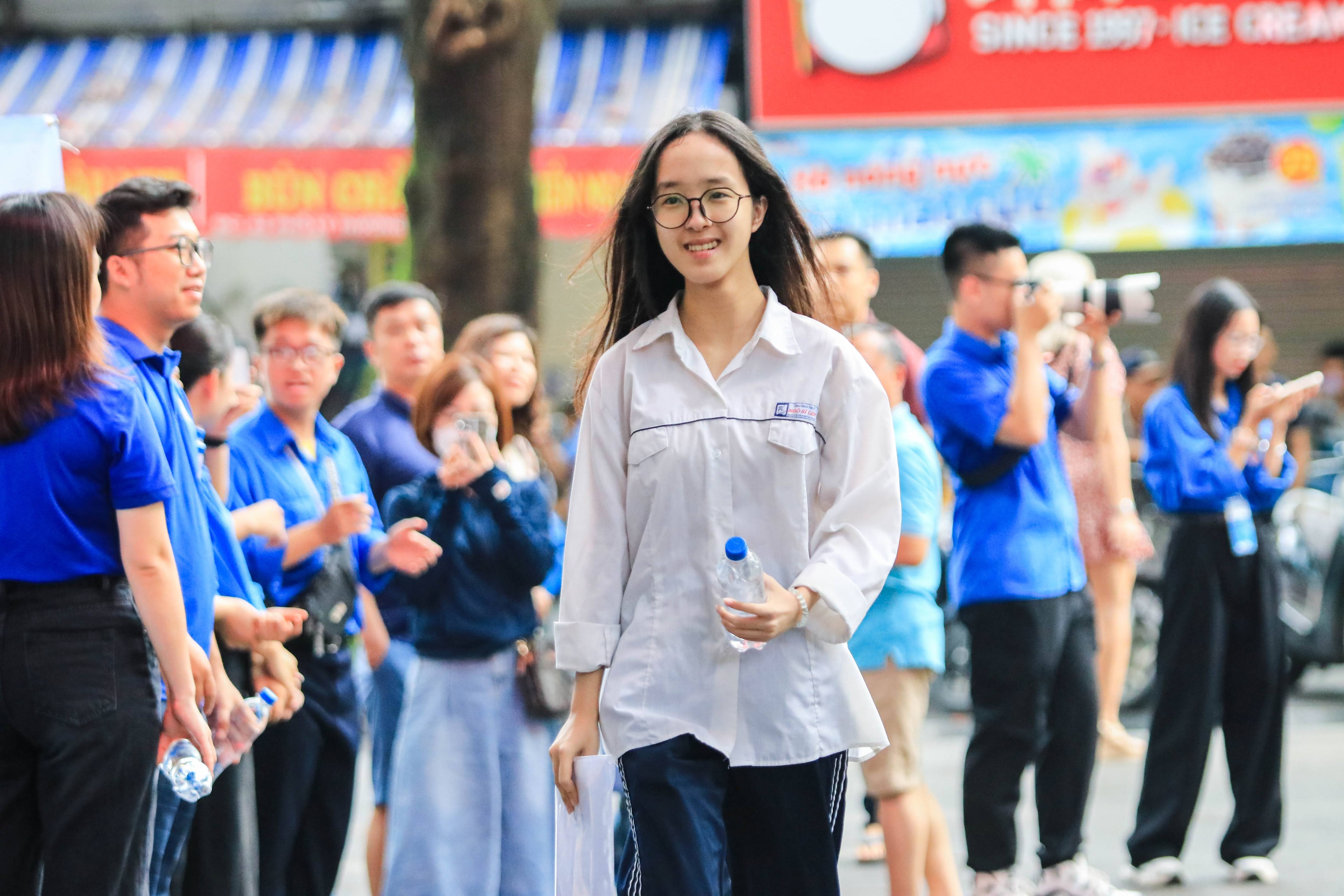 Hon 30 tinh, thanh chot mon thu 3 thi lop 10, da so chon Tieng Anh hinh anh