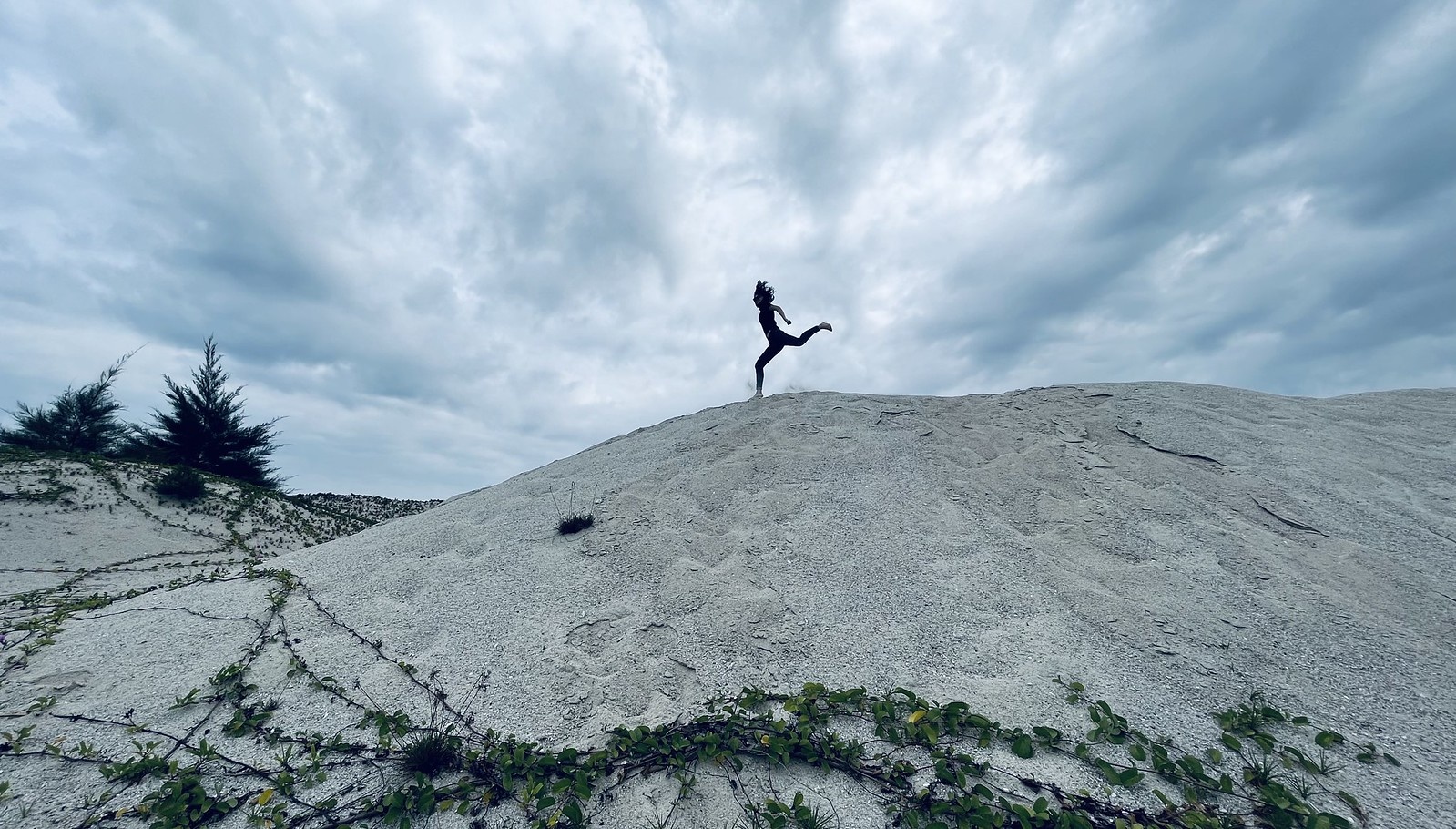 Nhay song, treo hanh va nhieu cach don nam moi tren khap the gioi hinh anh