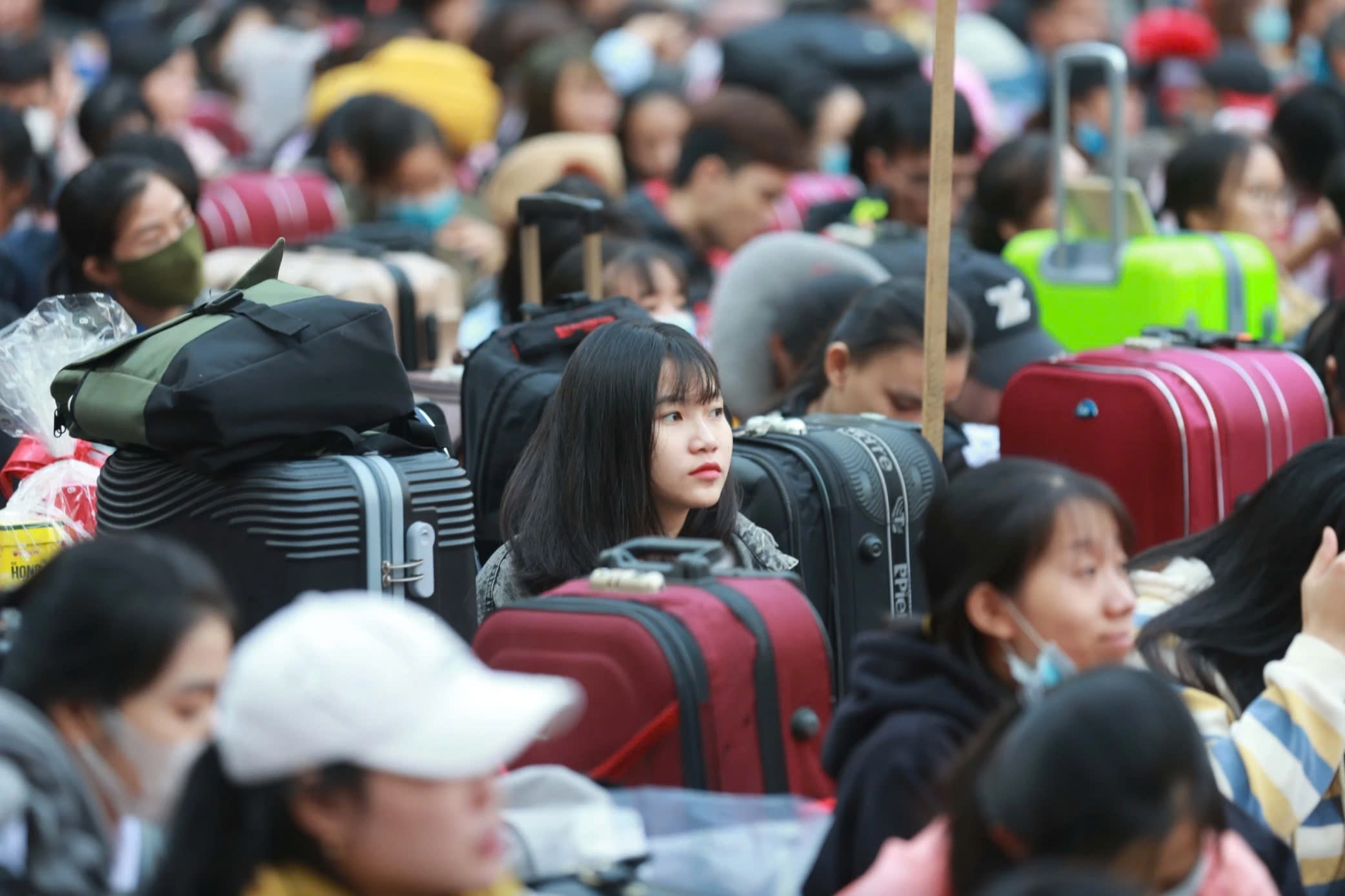 Loat dai hoc bat dau li xi, tang qua Tet, ve xe cho sinh vien hinh anh