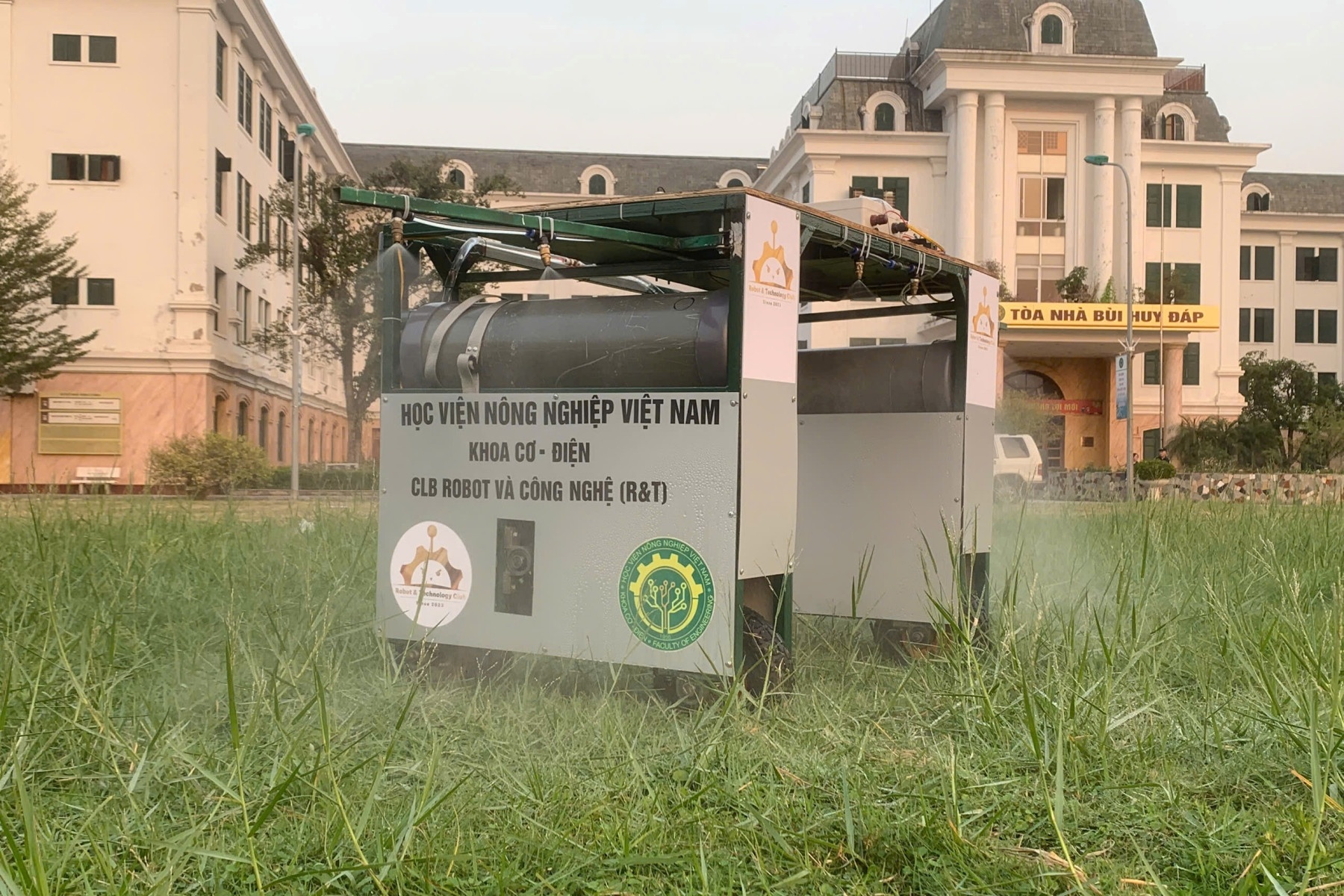 Robot phun thuoc bao ve thuc vat cua sinh vien, toc do 100 m/phut hinh anh