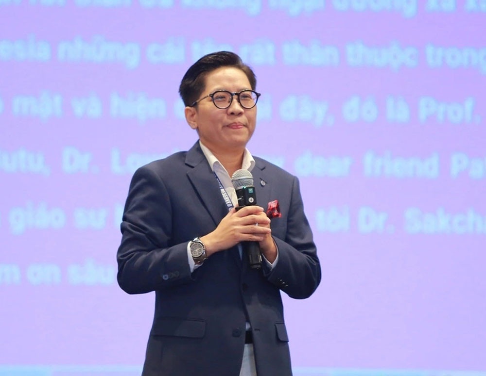 Mot tien si bi dinh chi chuc vien truong hinh anh