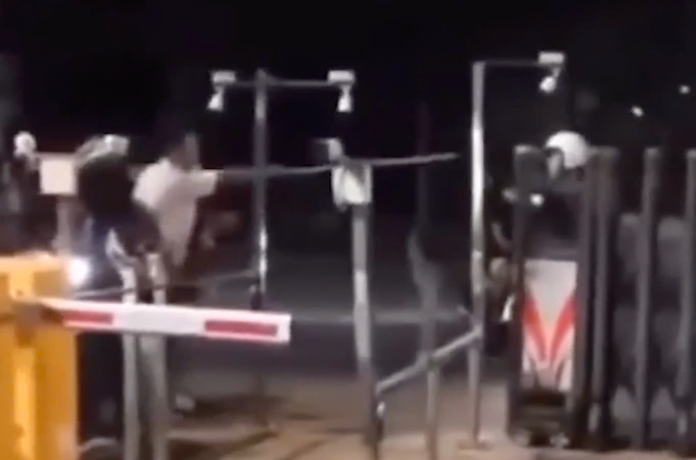 Nam thanh nien bi de doa hanh hung truoc KTX Dai hoc Quoc gia TP.HCM hinh anh