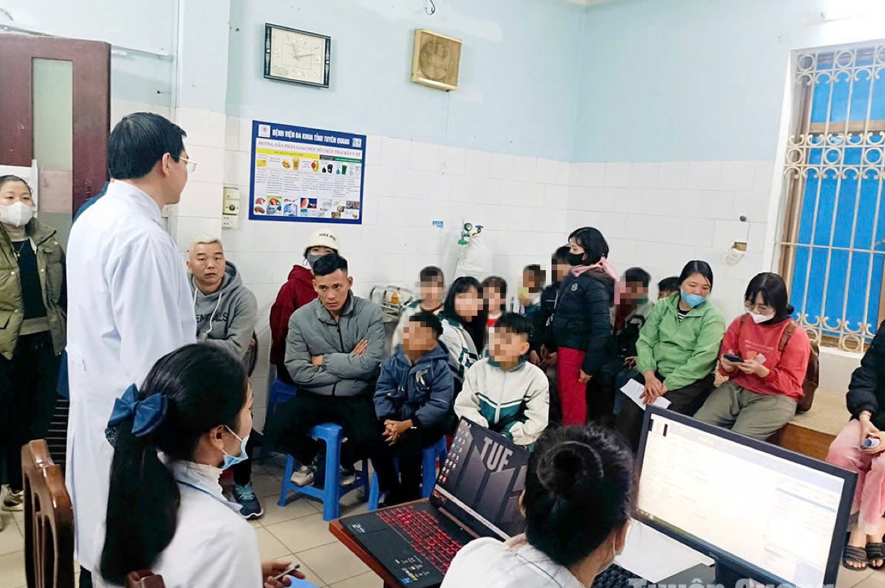 Gan 30 hoc sinh nhap vien sau khi tiep xuc dung dich mau hong hinh anh