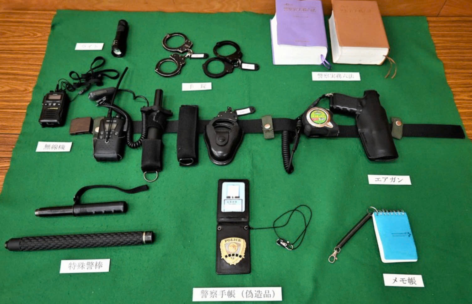 Nam sinh Nhat Ban gia mao canh sat vi 'muon tham van moi nguoi' hinh anh