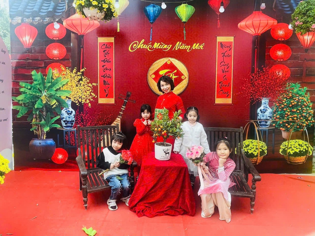 Ky niem kho quen cua co giao Ha Noi nang long voi tre tu ky hinh anh