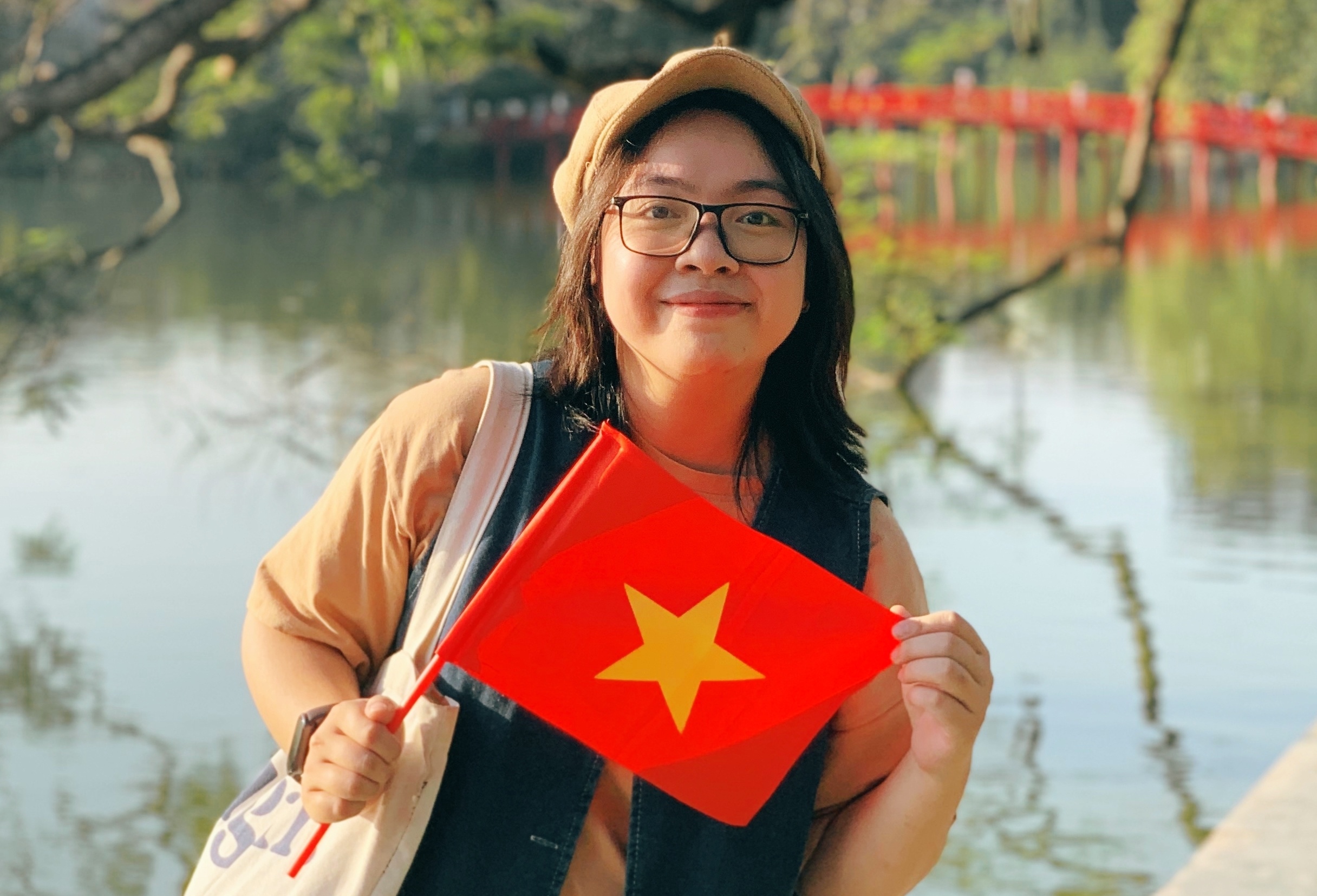 Vuot cac nam sinh, co gai tot nghiep thu khoa nganh hang khong vu tru hinh anh