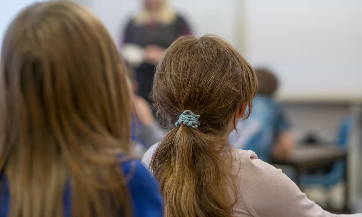 Bo giao duc Anh dau dau vi phu huynh cho con nghi hoc di choi hinh anh