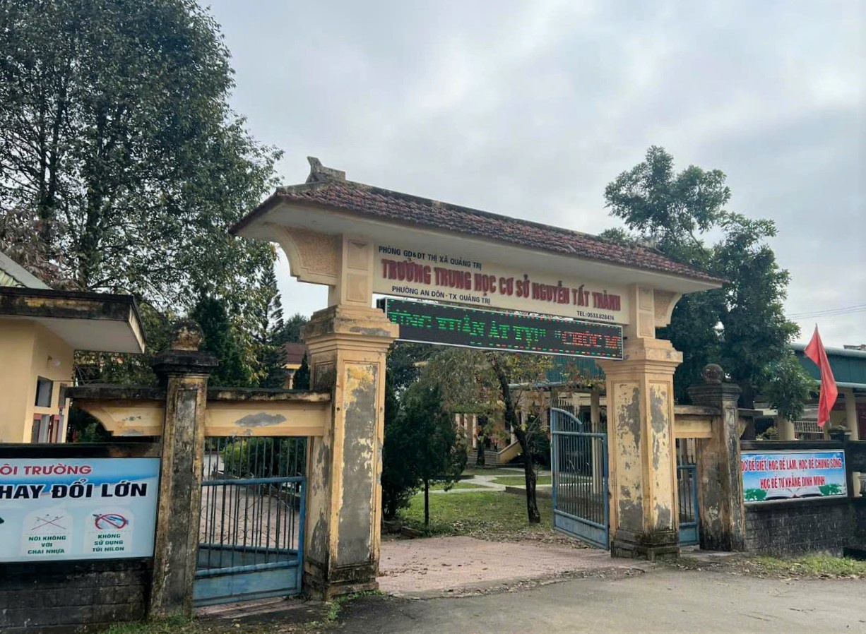 Nguoi la den truong hoc du do don hoc sinh, truong ra canh bao khan hinh anh