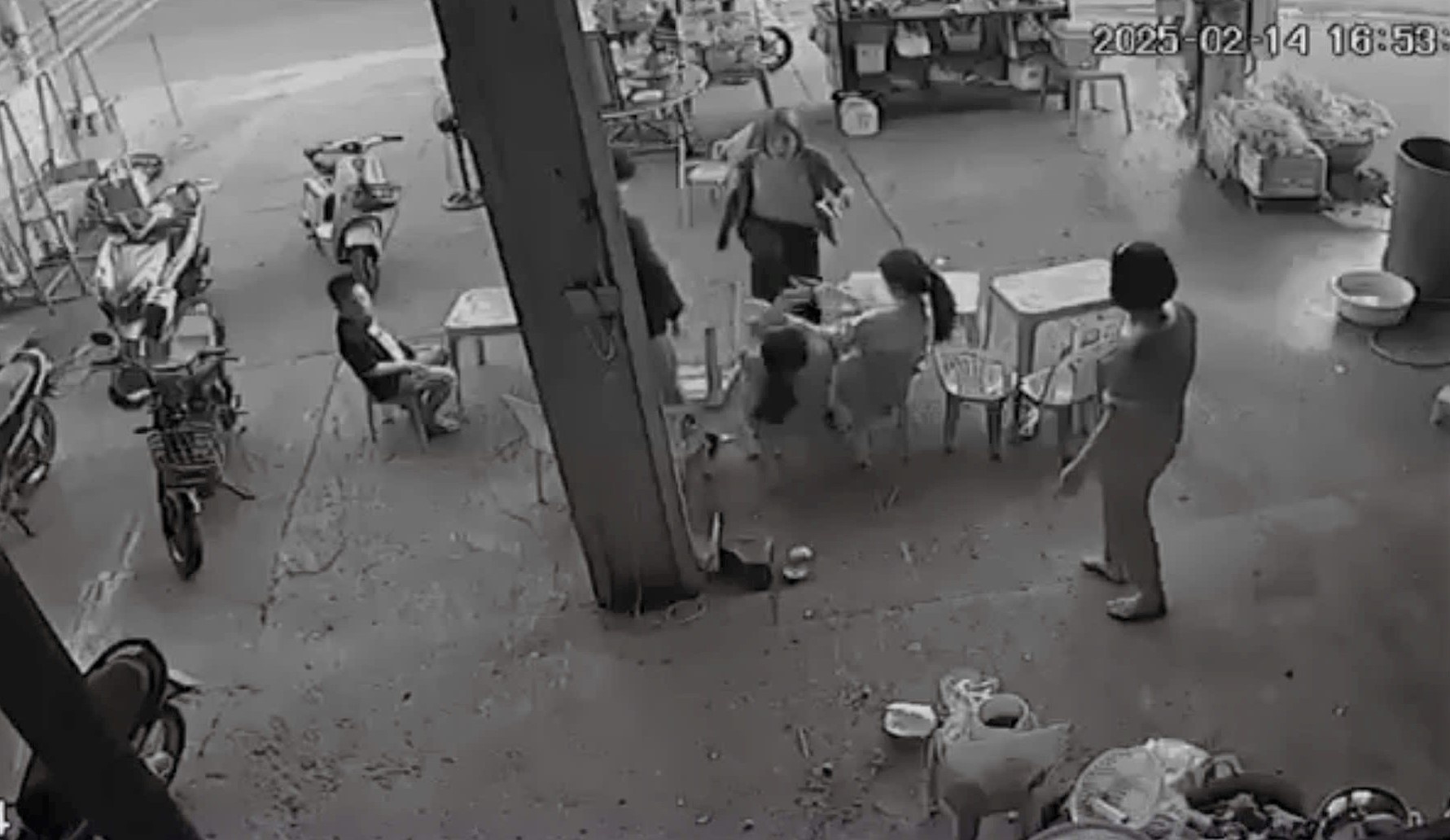 Nghi con trai bi cuoi cot, phu huynh lao vao danh hoc sinh lop 11 hinh anh