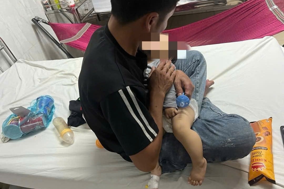 Be 9 thang tuoi bam tim 2 ma o diem trong tre, phai nhap vien hinh anh