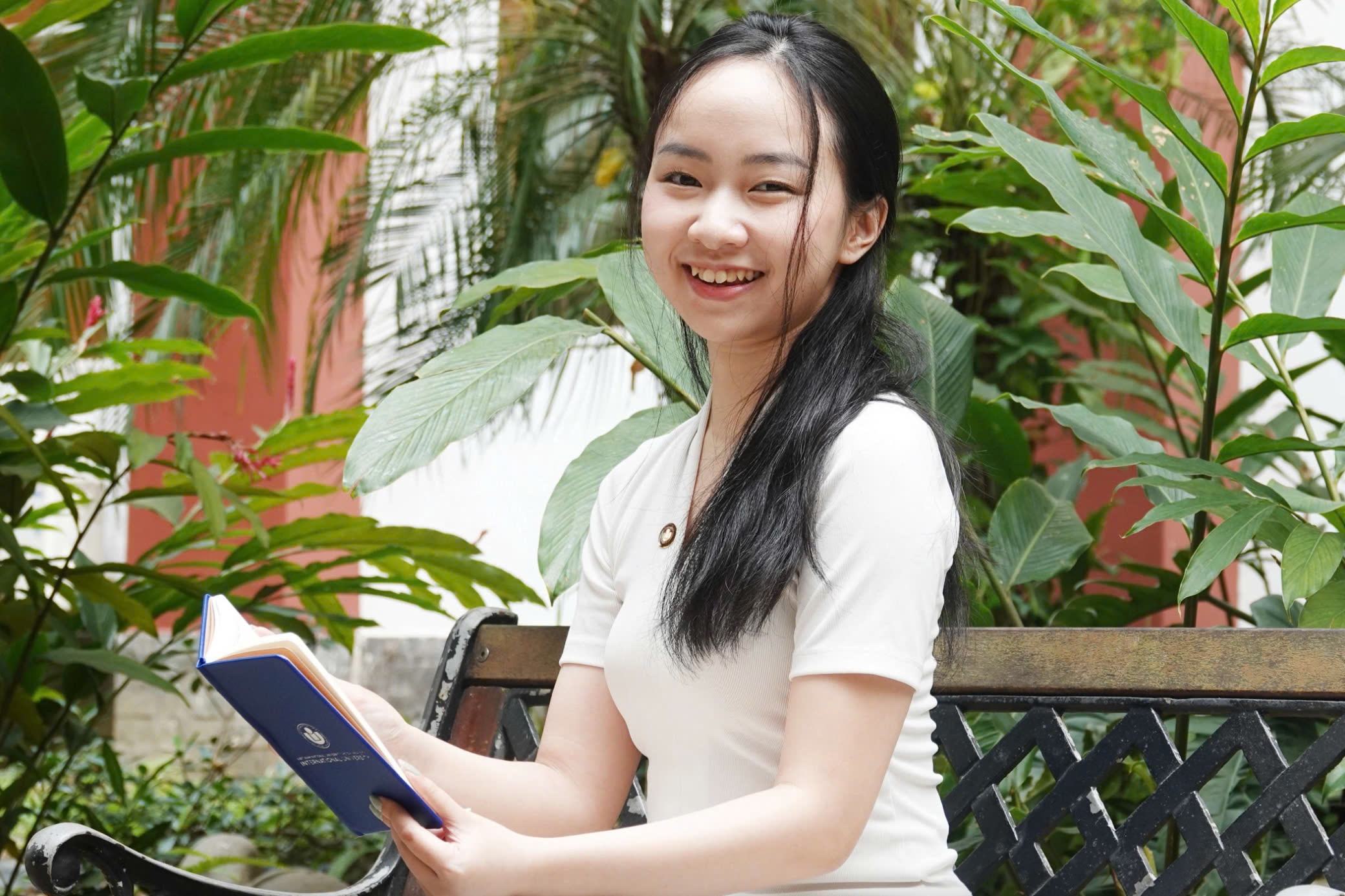 Co gai mang ho Ton Nu gianh hoc bong 8 ty dong len thang tien si hinh anh