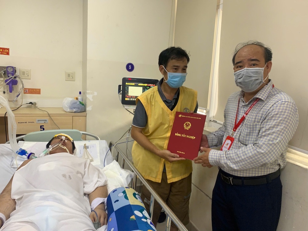 Vao tan benh vien trao bang tot nghiep cho sinh vien bi ung thu hinh anh