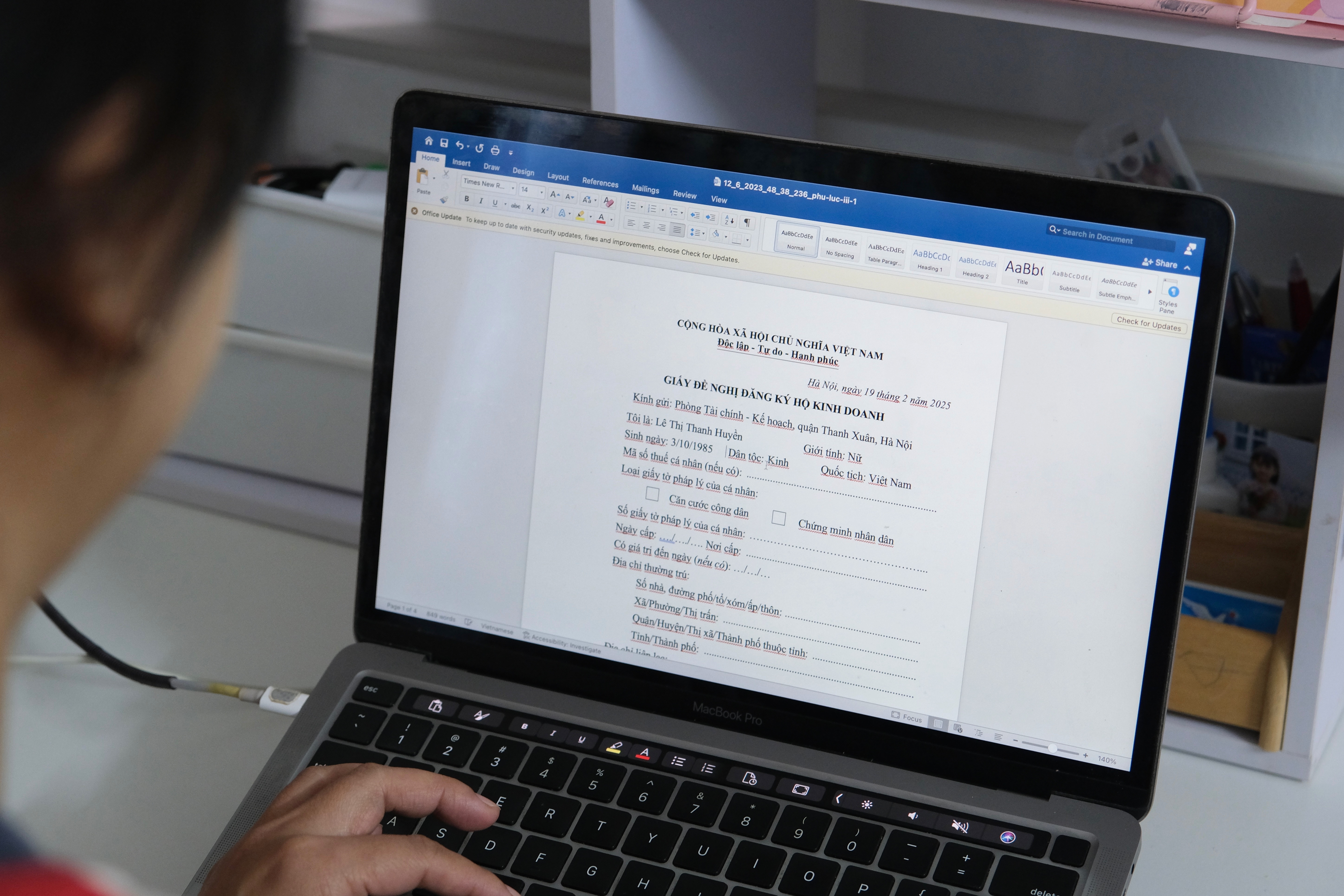 Giao vien xep hang dai cho, sot ruot vi thu tuc dang ky day them hinh anh