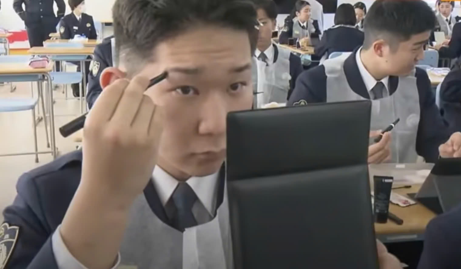 Hoc vien canh sat Nhat Ban thue nguoi day trang diem cho hoc vien nam hinh anh