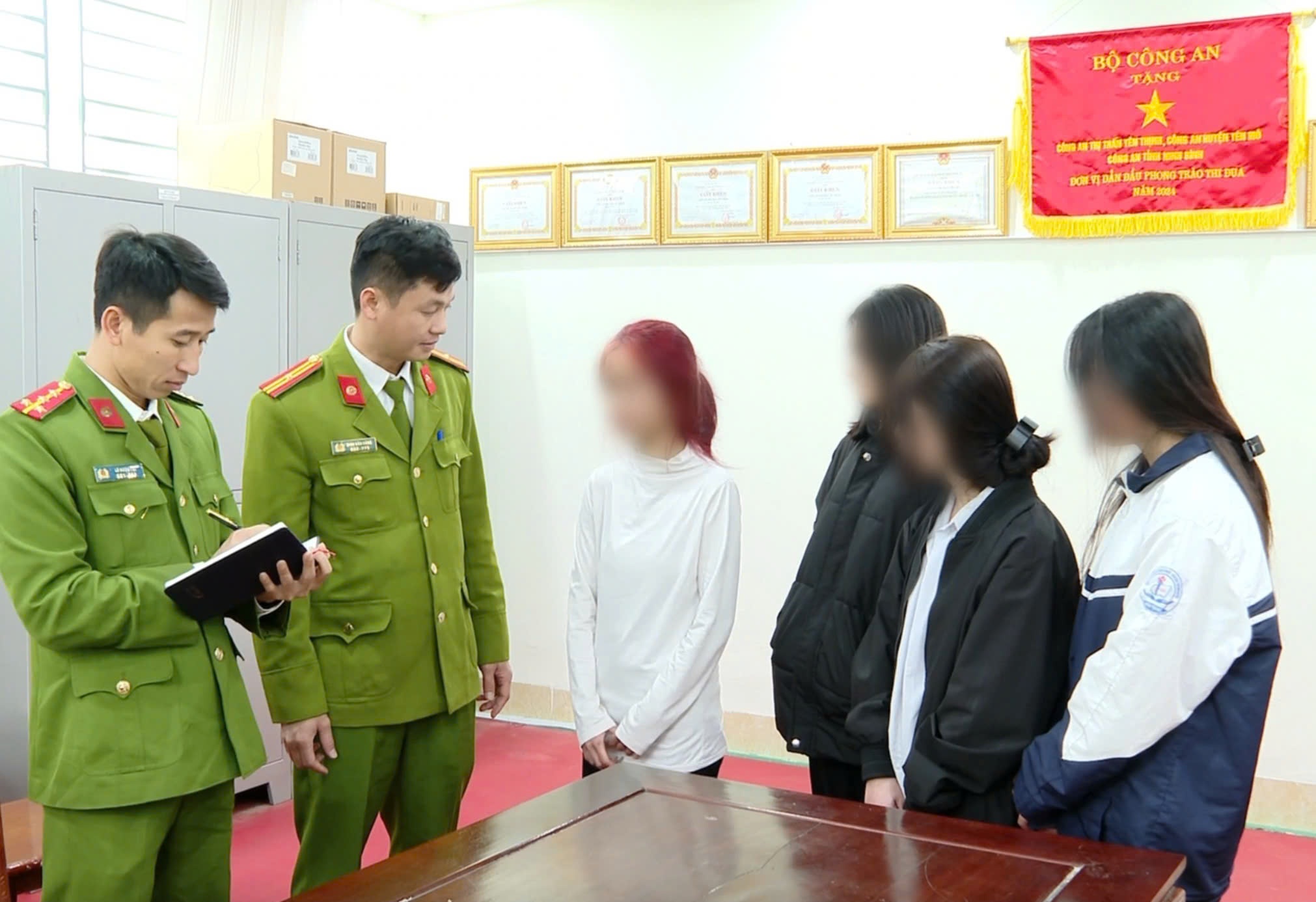 Cong an trieu tap nhom doi tuong danh nu sinh tai Ninh Binh hinh anh