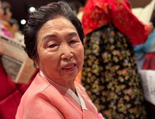 Cu ba tot nghiep pho thong, vao dai hoc Han Quoc o tuoi 87 hinh anh