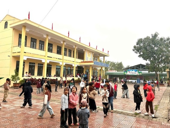 Sau doi thoai, hon 150 hoc sinh o Quang Binh da duoc den truong hinh anh