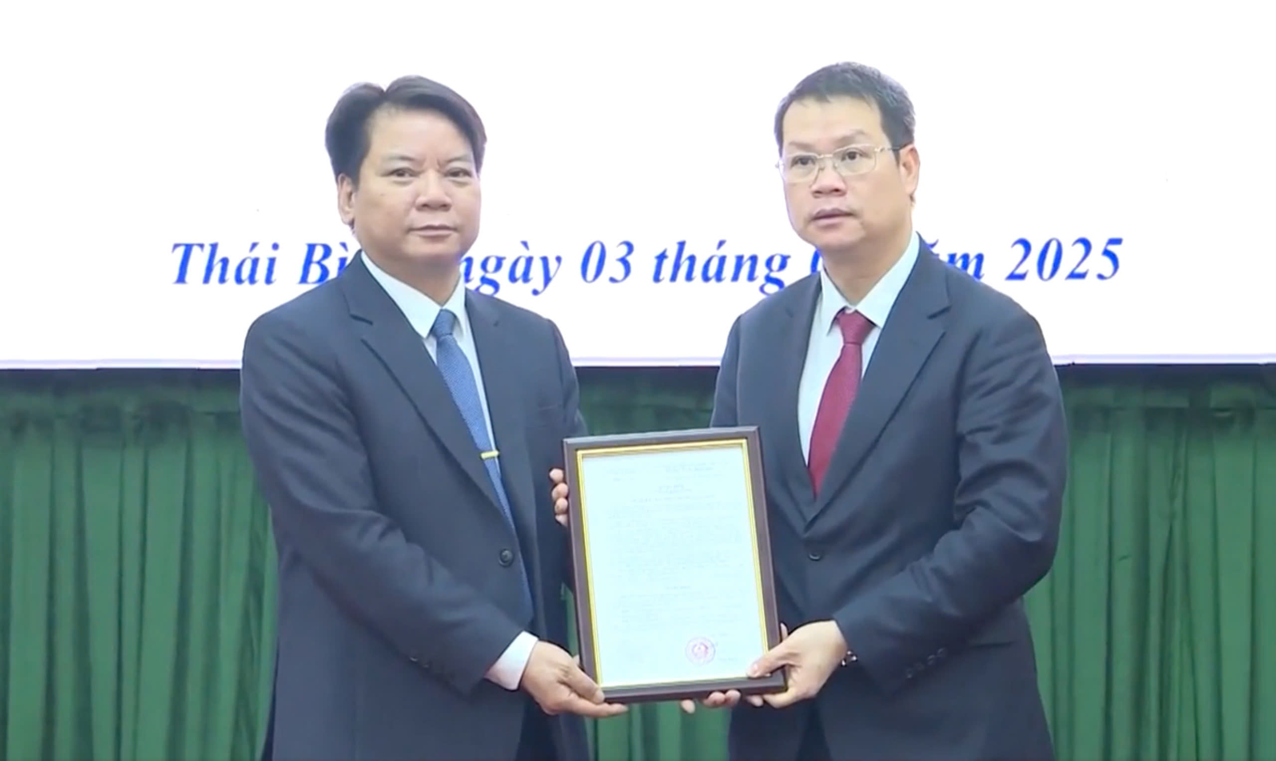 Sau vu lum xum diem thi, So GD&DT Thai Binh co giam doc moi hinh anh