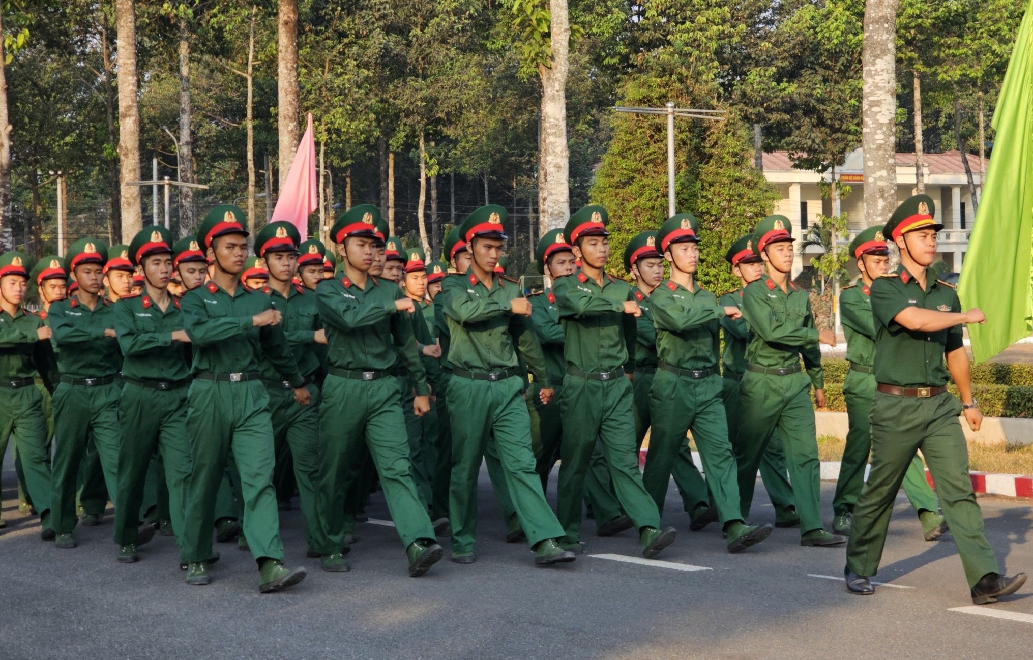 Bon truong quan doi giam chi tieu he quan su hinh anh