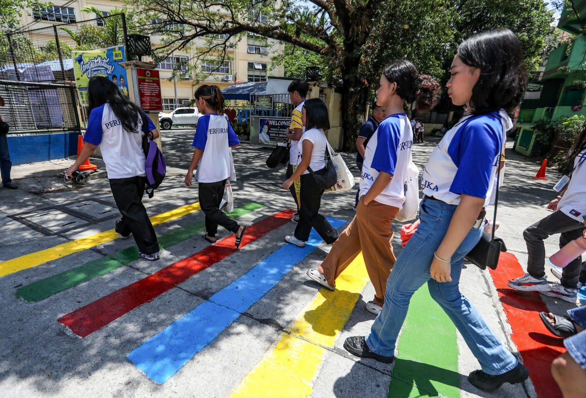 Ly do khien hang tram truong hoc o thu do Philippines tam dong cua hinh anh