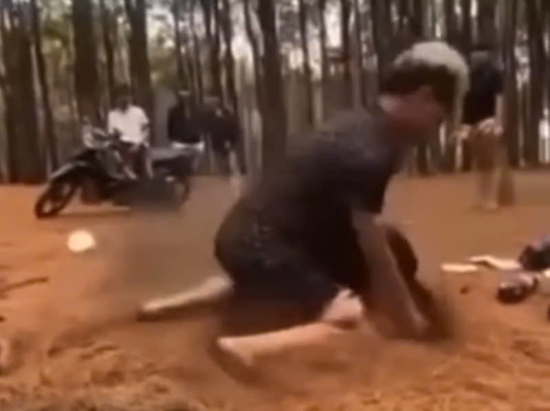 Cong an trieu tap nhom thanh thieu nien hanh hung da man nu sinh lop 7 hinh anh