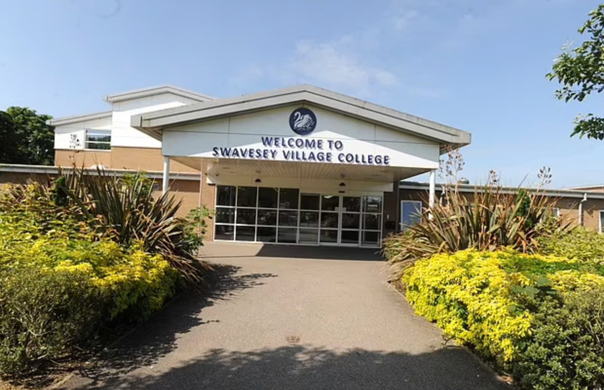 Truong hoc Anh bi chi trich vi cam hoc sinh nam tay, khoac vai hinh anh