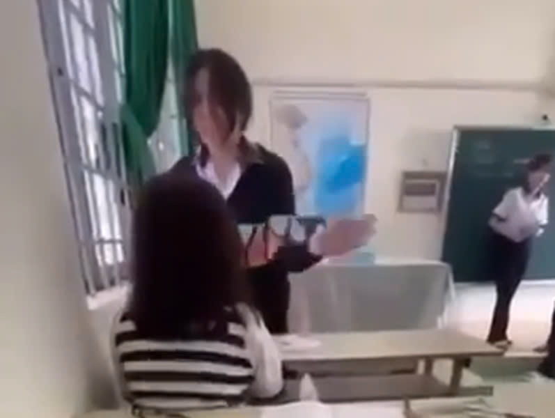 Nu sinh lop 10 danh ban, mang theo dung cu chich dien de doa hinh anh