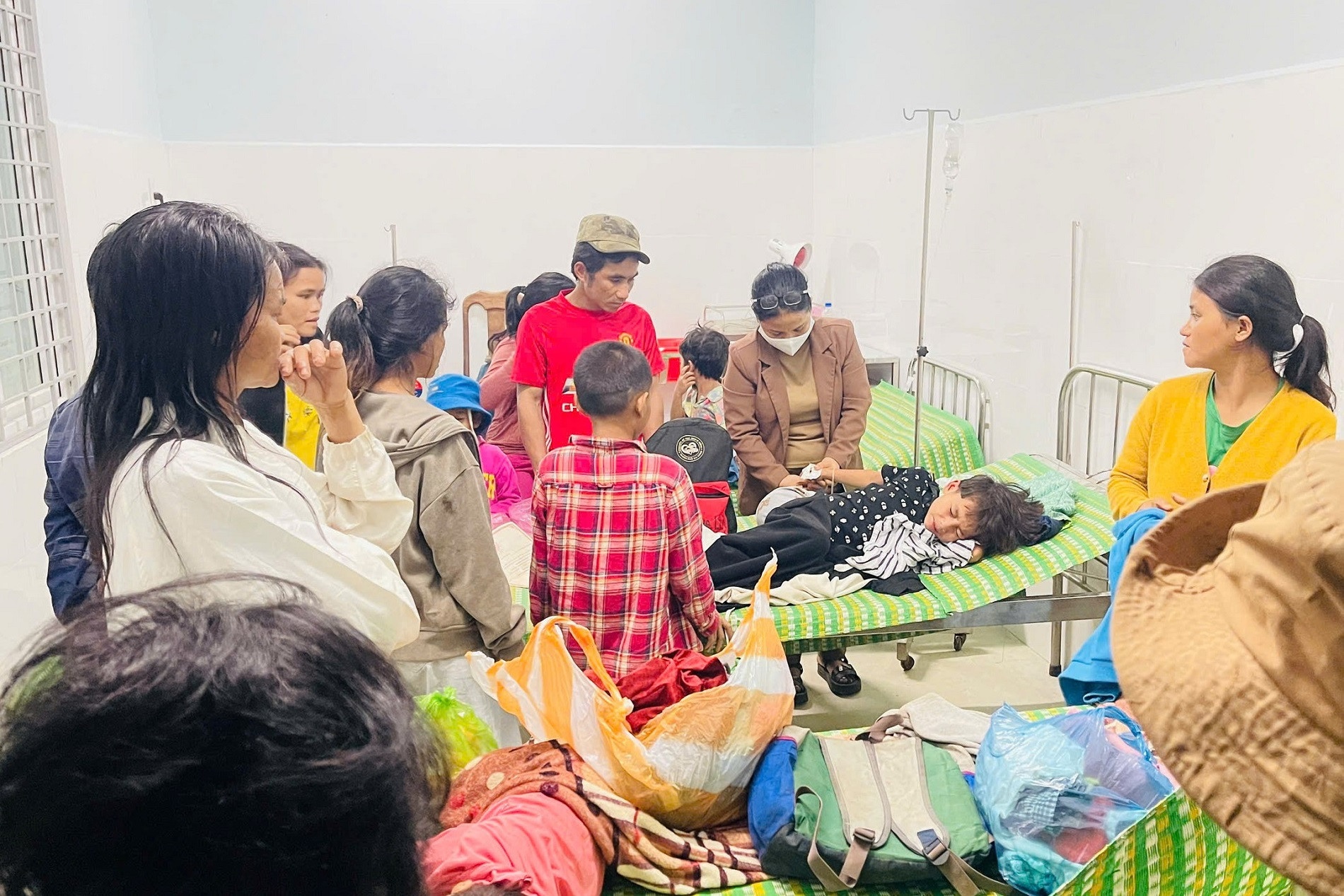 4 tre roi vao tinh huong nguy hiem, hieu truong ra quyet dinh giua dem hinh anh