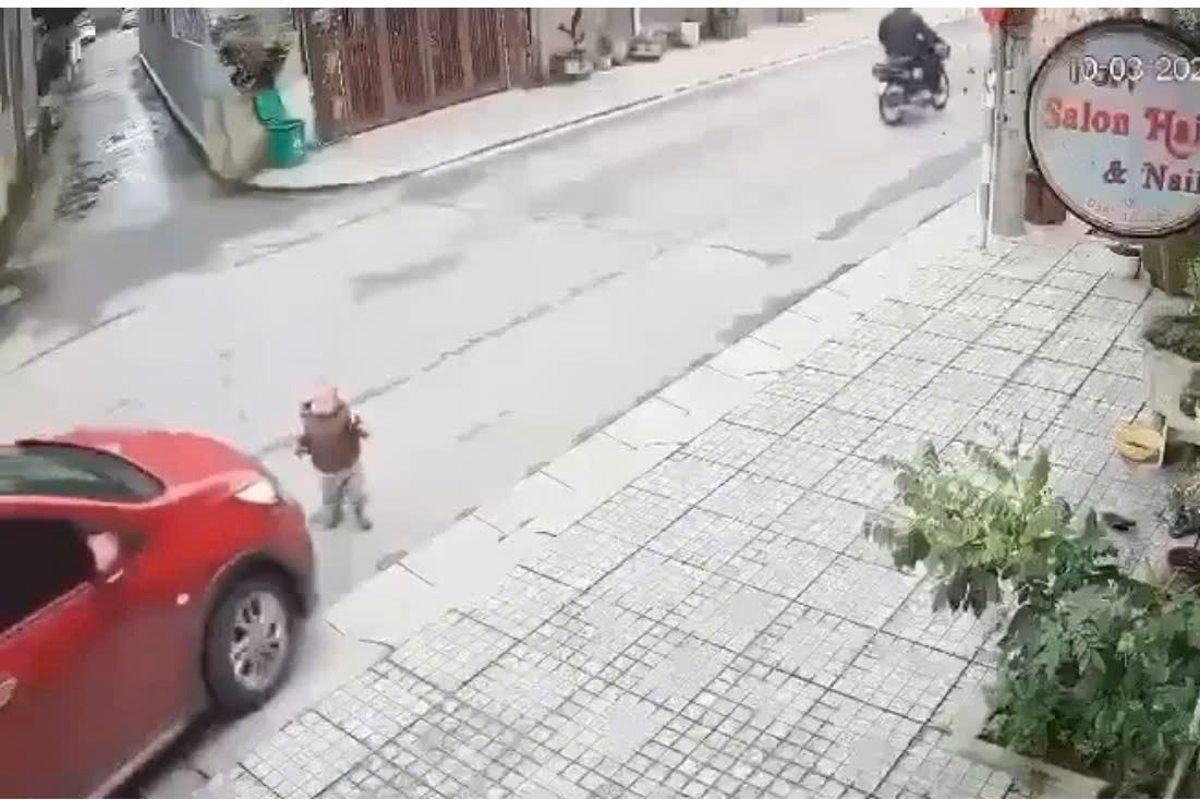 Be 16 thang tuoi bi vap nga tren via he truoc khi bi oto can tu vong hinh anh