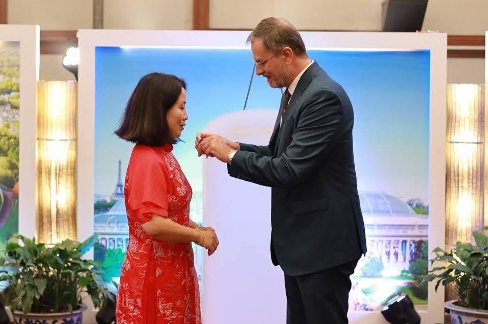 Nu tien si Viet nhan huan chuong Canh co han lam cua Phap hinh anh