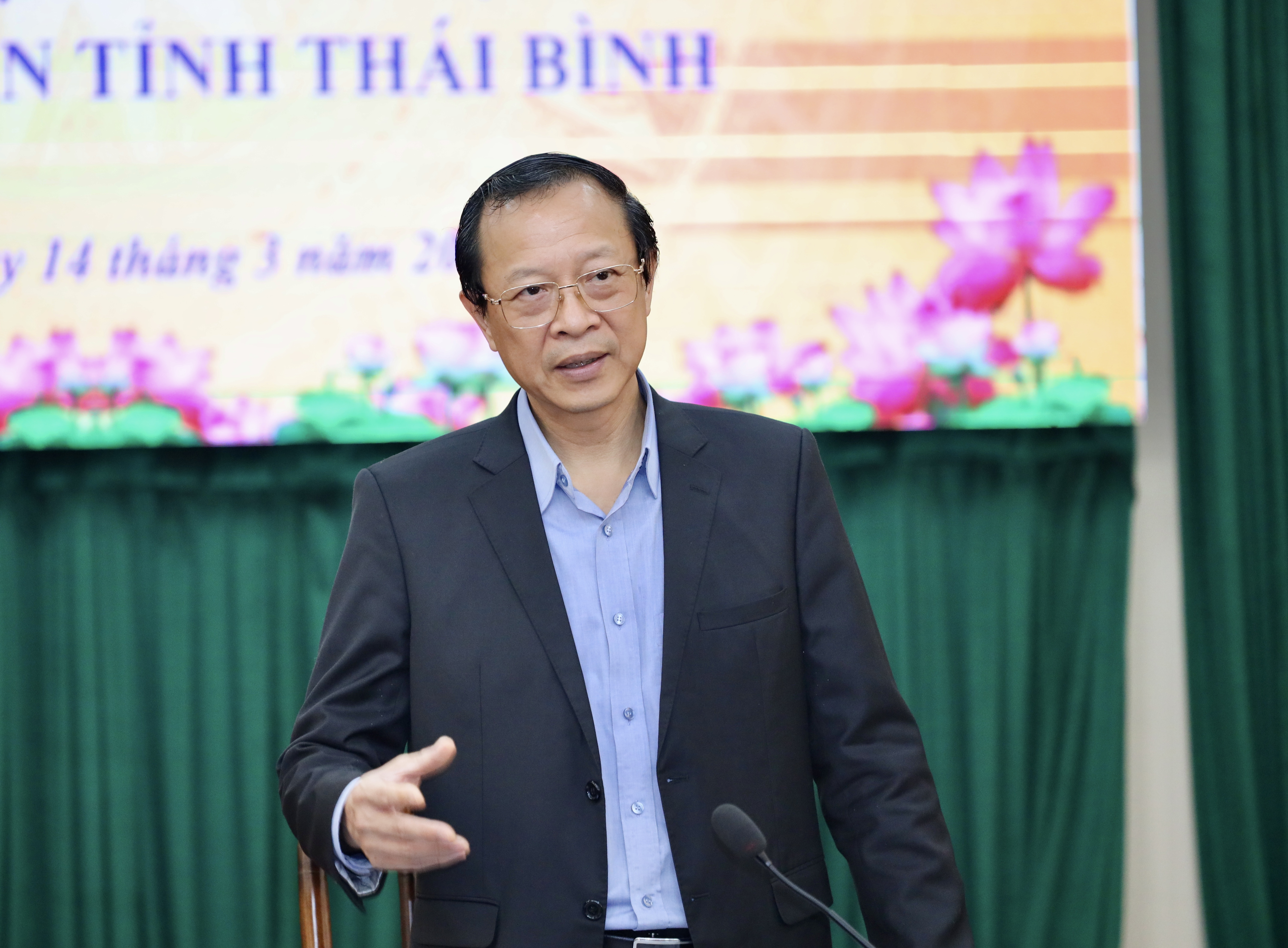 Hoc them toi ngay, hoc sinh len dai hoc van le thuoc thay co hinh anh