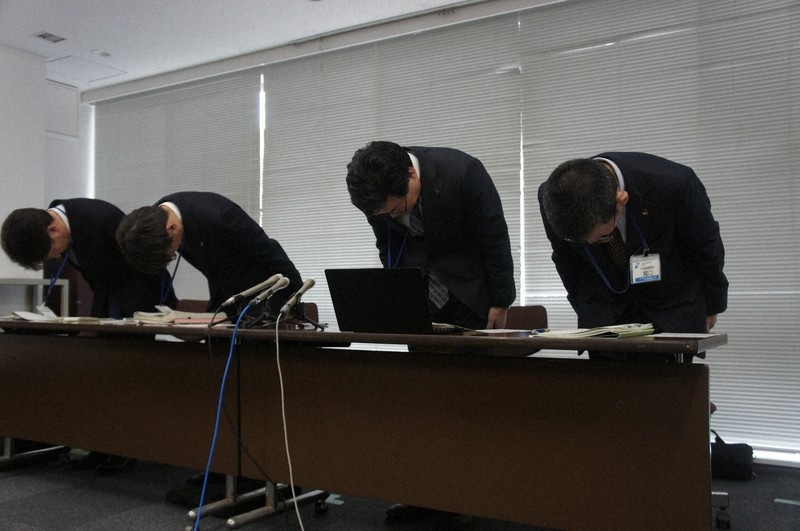 Giao vien Nhat bi dinh chi 6 thang vi dat hoc sinh bang day xich hinh anh