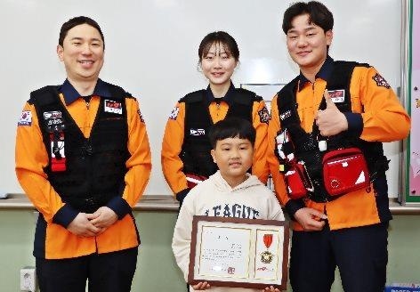 Hoc sinh lop 3 cuu song me bang ky thuat hoi suc tim phoi hinh anh