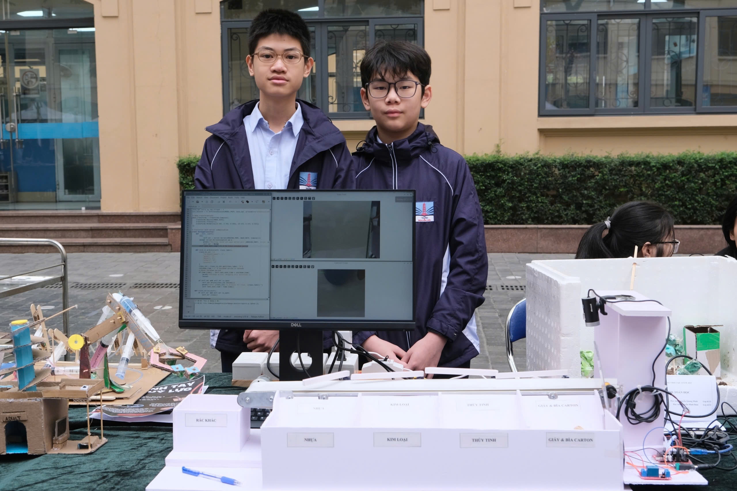 Hoc sinh lop 8 che tao he thong phan loai rac bang AI hinh anh