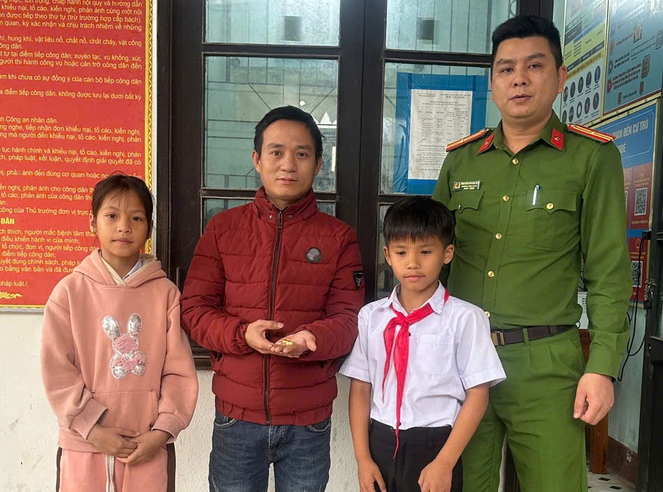 Nhat duoc 1 cay vang, hai hoc sinh lop 4 nho cong an tim nguoi tra lai hinh anh