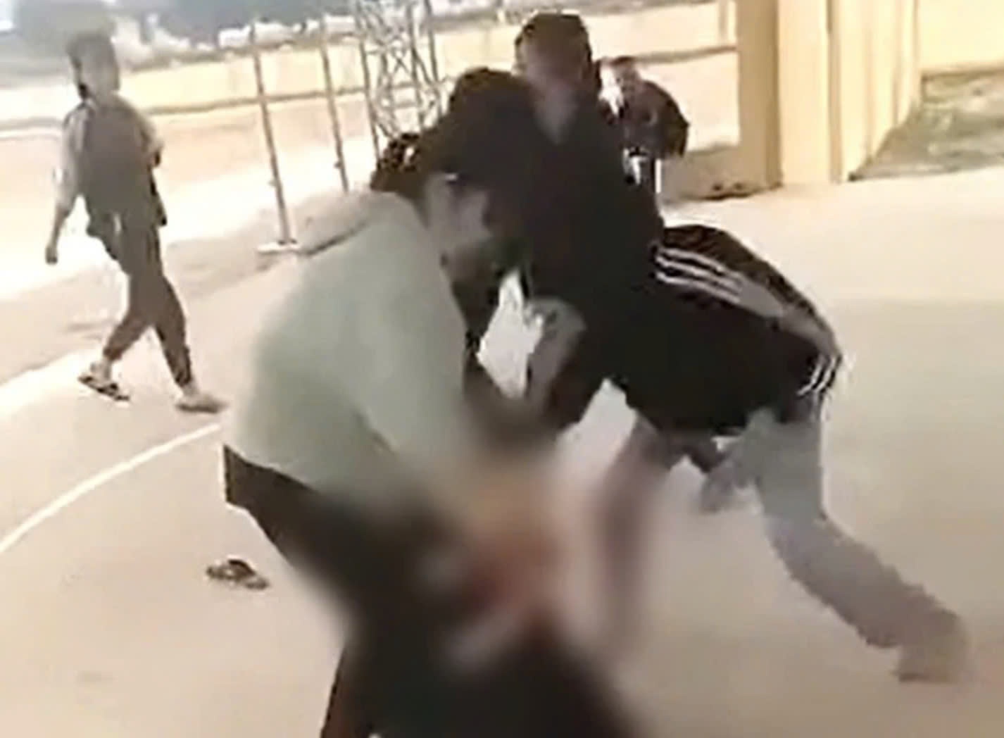 Nu sinh o Nghe An bi nhom ban danh hoi dong hinh anh