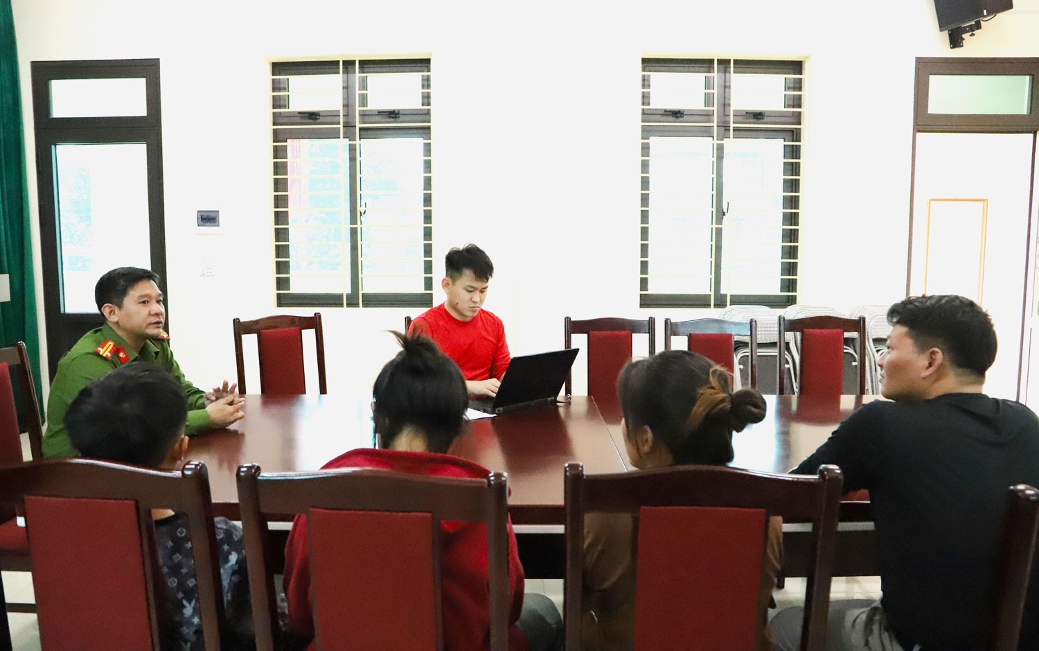 Xem TikTok, hai hoc sinh vung cao bi du do di lam 'viec nhe luong cao' hinh anh