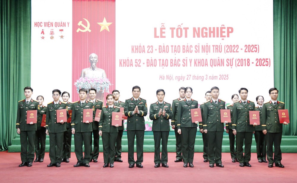 Hoc vien phi cong, tau ngam co the duoc phong thuong uy khi ra truong hinh anh