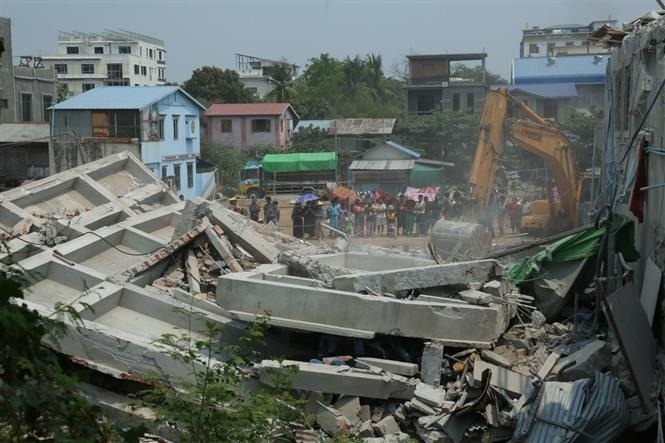 Nha su Myanmar vua quay canh nha cao tang do sap vua bo chay hinh anh