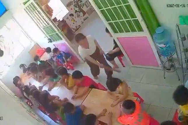 Kiem diem ban giam hieu truong mam non co giao vien danh tre hinh anh