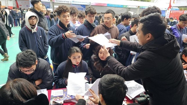 Khi hoc phi la 'can cau com' cua cac truong hinh anh