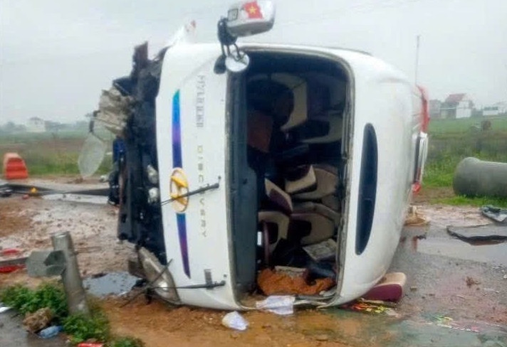 Xe cho hoc sinh tieu hoc bi lat tren cao toc Dien Chau - Bai Vot hinh anh