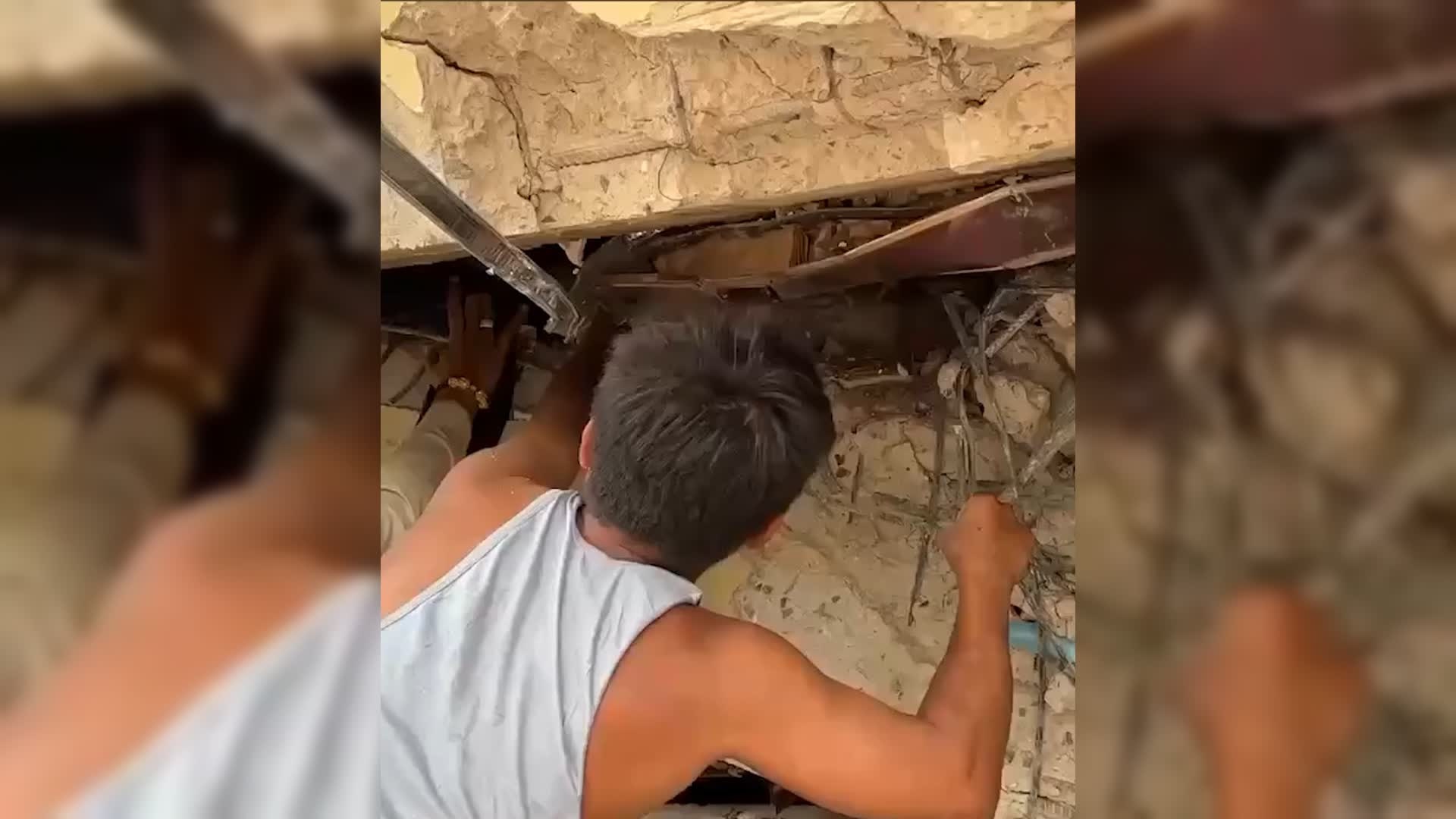 Dung tay khong de giup mot nguoi bi mac ket trong dong do nat hinh anh