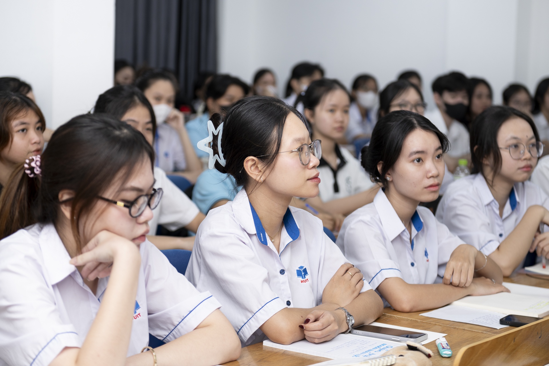 Thu truong GD&DT: Nuoi sinh vien an hoc khong duoi 100 trieu dong/nam hinh anh