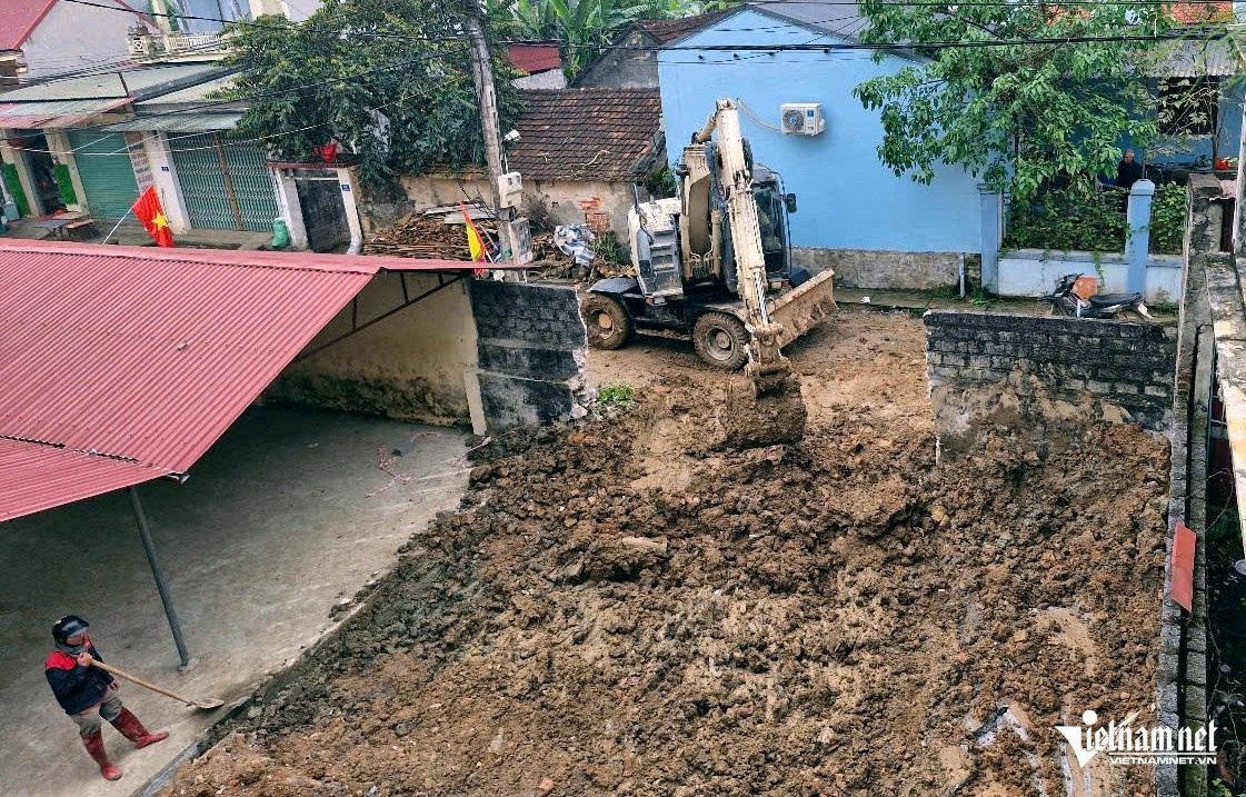 Thao do tram bien ap dang xay ra khoi khuon vien truong hoc hinh anh