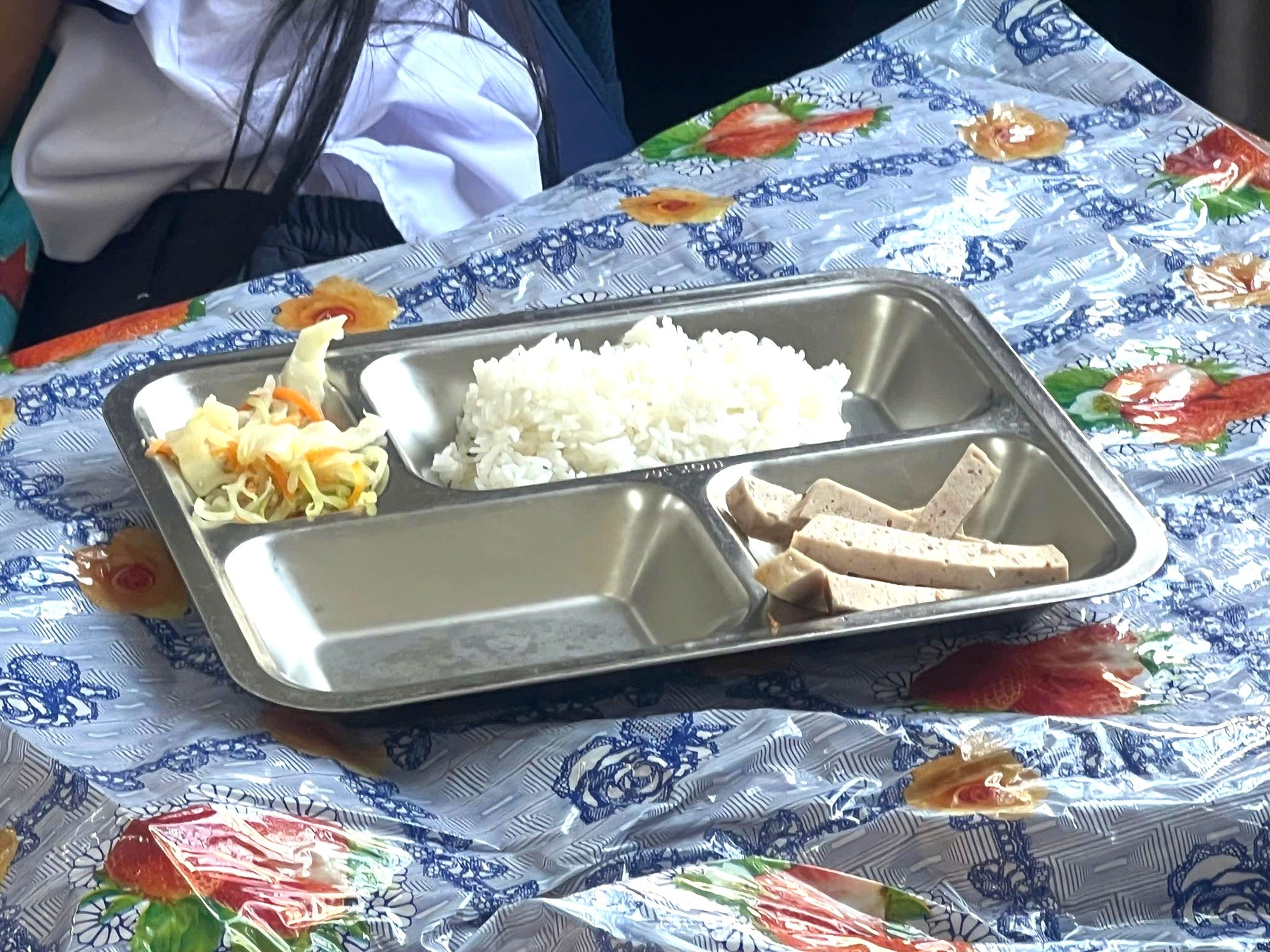 Truong len tieng ve thong tin suat com ban tru leo teo vai lat thuc an hinh anh